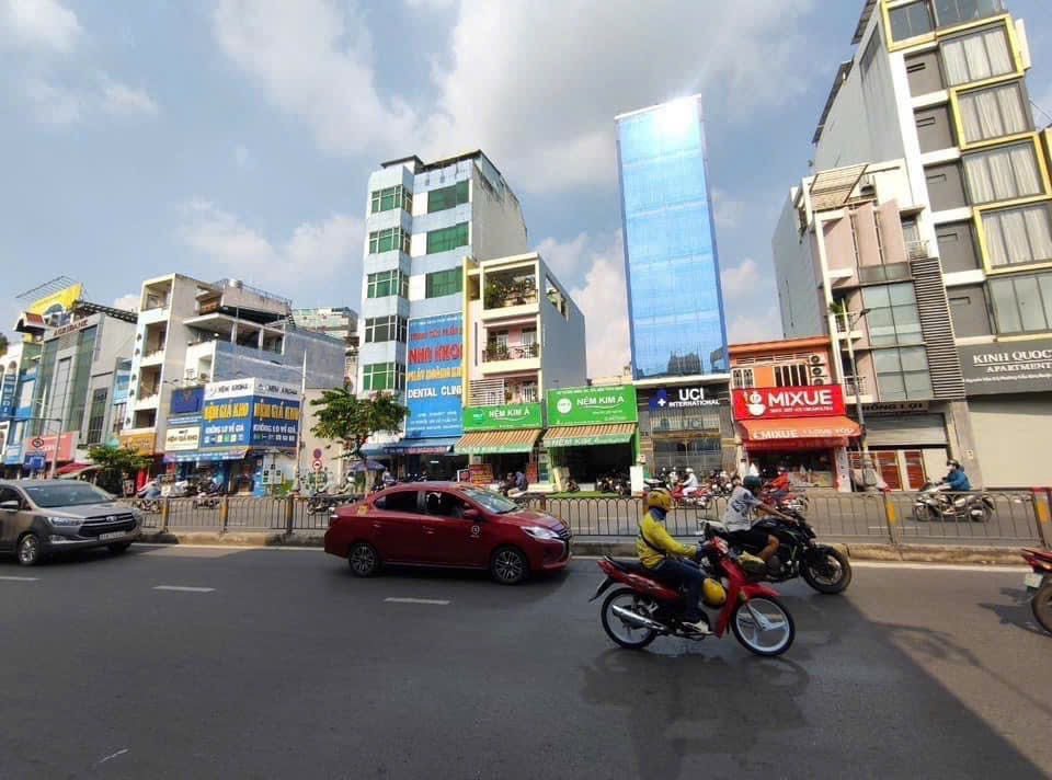 Nhà mặt tiền Nguyễn Văn Cừ, Quận 1