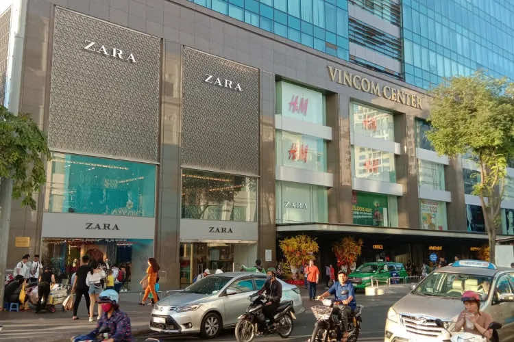 Bên ngoài Vincom Center Đồng Khởi, Quận 1