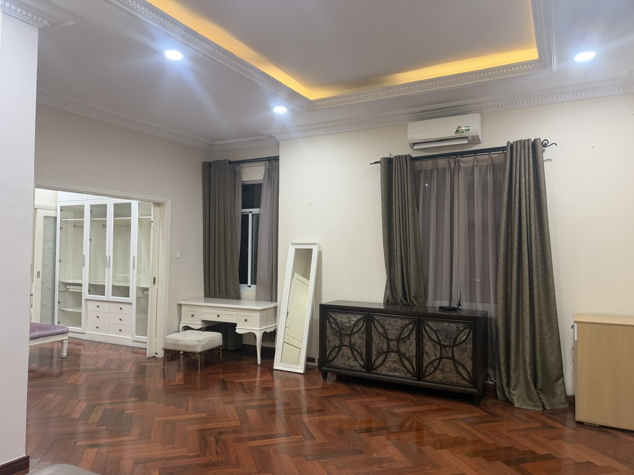 Cho thuê biệt thự mỹ kim 2 phú mỹ hưng, Có thang máy, Diện tích: 180,5m2 (9,5x19m), 3 tầng, đầy đủ nội thất cao cấp, 4pn, 1 phòng làm việc, cạnh bên công viên Hồ Bán Nguyệt, Cầu Ánh Sao, Bến Du Thuyền "Saigon South Marina Club" - Ảnh 15
