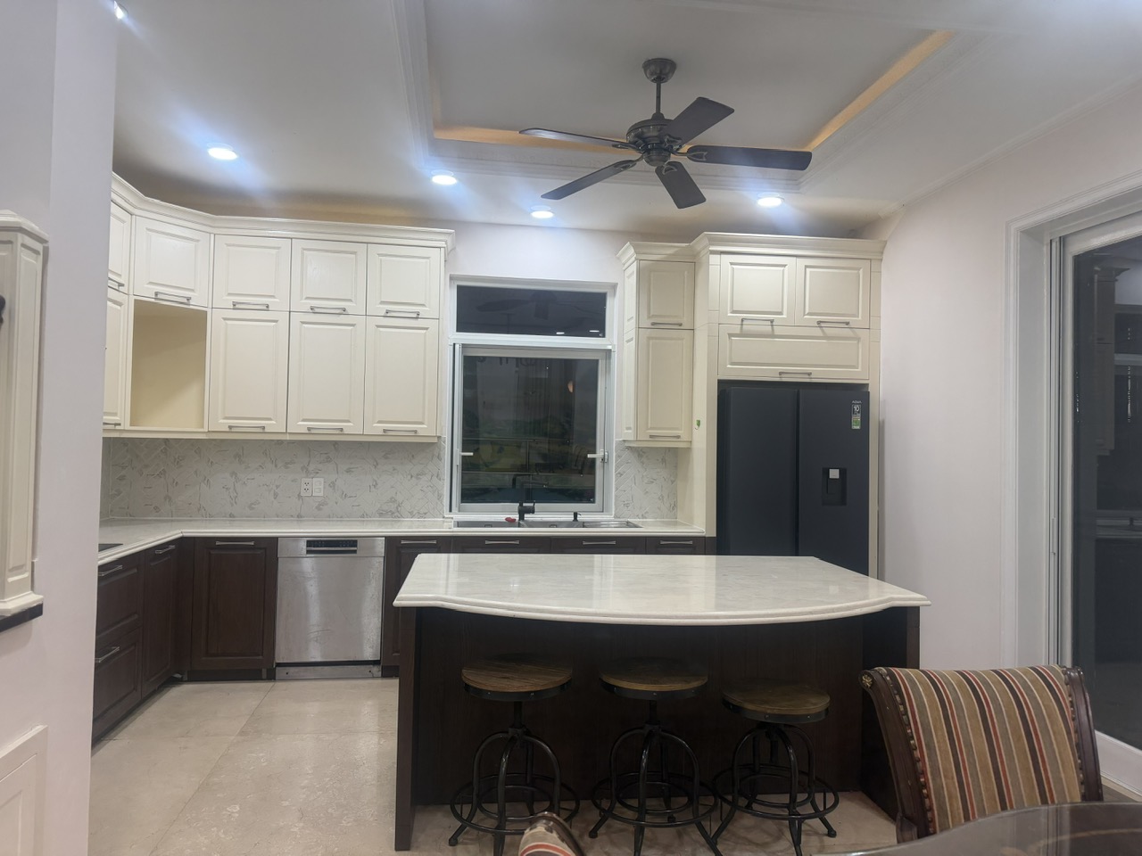 Cho thuê biệt thự mỹ kim 2 phú mỹ hưng, Có thang máy, Diện tích: 180,5m2 (9,5x19m), 3 tầng, đầy đủ nội thất cao cấp, 4pn, 1 phòng làm việc, cạnh bên công viên Hồ Bán Nguyệt, Cầu Ánh Sao, Bến Du Thuyền "Saigon South Marina Club" - Ảnh 8
