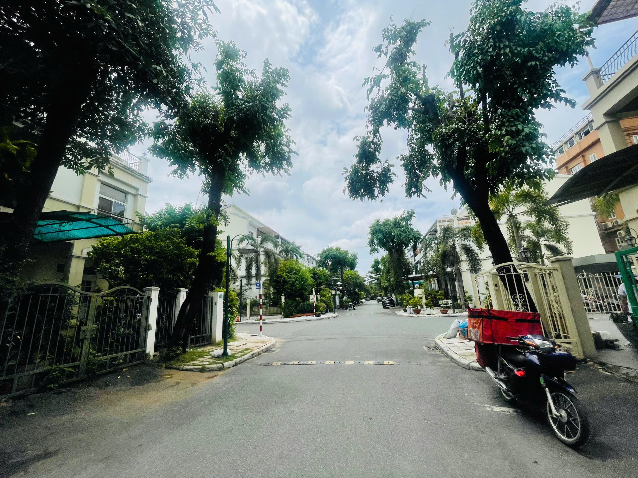Cho thuê nhà mặt tiền ngang 7m, Phú Mỹ Hưng, 4pn, 4wc, sân vườn rộng, sân thượng, cạnh SC Vivo City - Ảnh 4