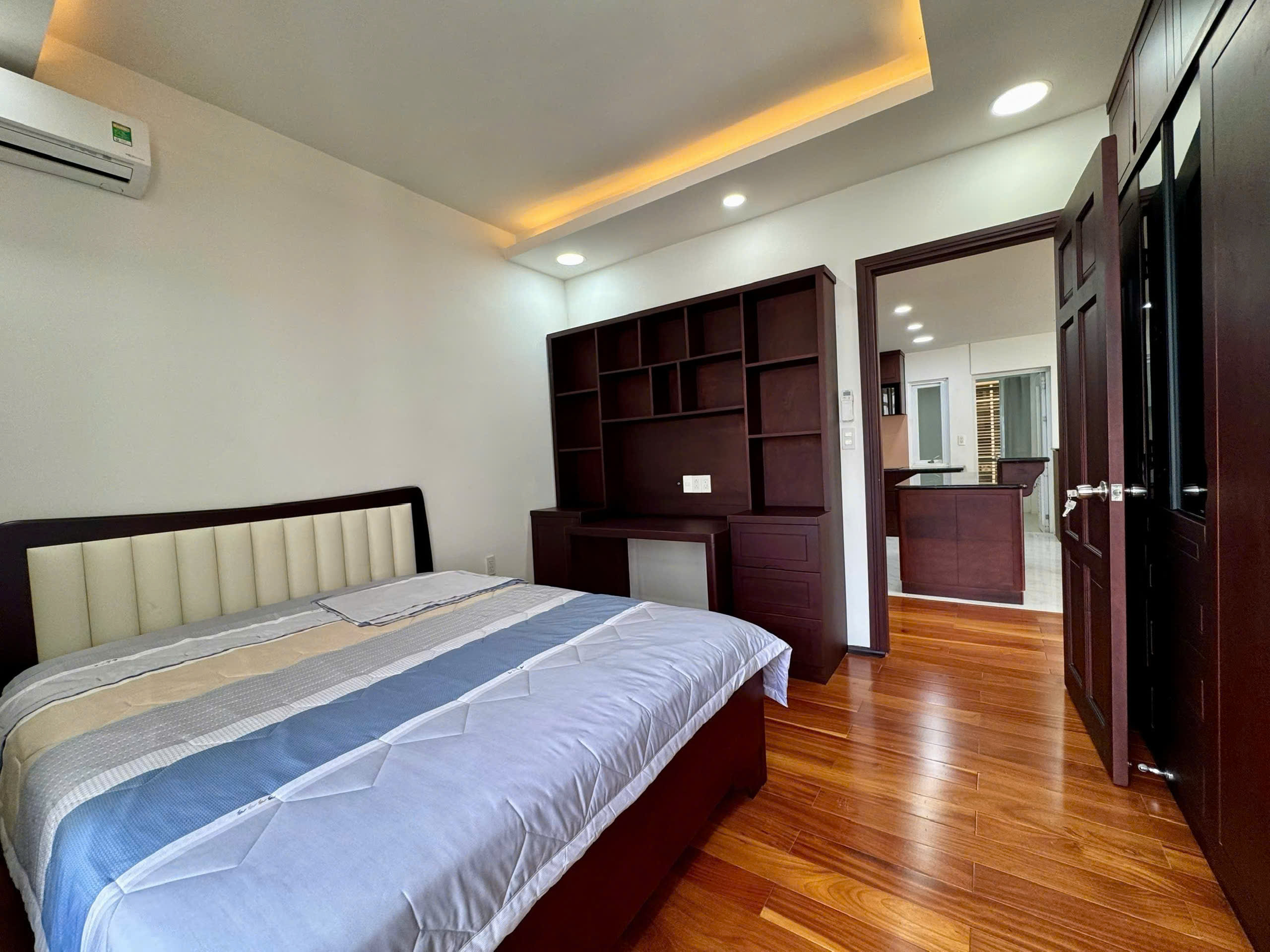 Bán chung cư Riverside Residence Phú Mỹ Hưng, Quận 7, 192m2, 4pn, 3wc, Tầng cao, căn góc 3 mặt thoáng view sông và view Biệt thự hướng Đông Nam - Ảnh 13