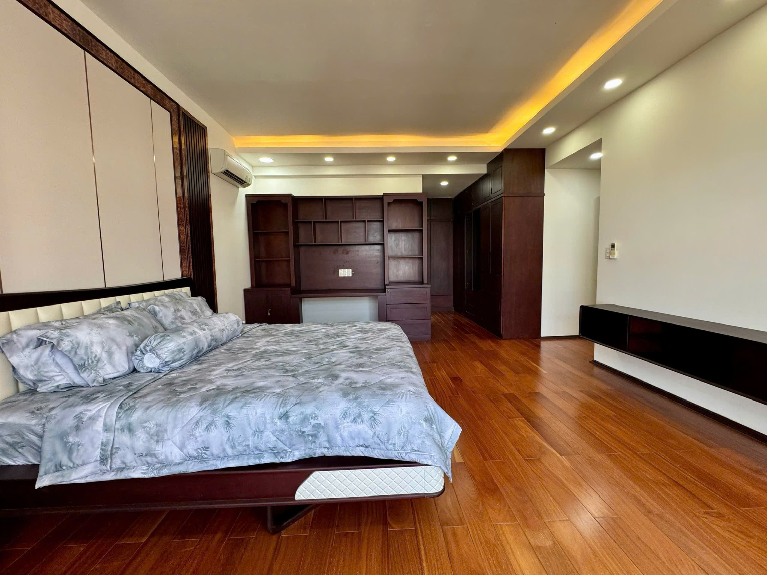 Bán chung cư Riverside Residence Phú Mỹ Hưng, Quận 7, 192m2, 4pn, 3wc, Tầng cao, căn góc 3 mặt thoáng view sông và view Biệt thự hướng Đông Nam - Ảnh 3