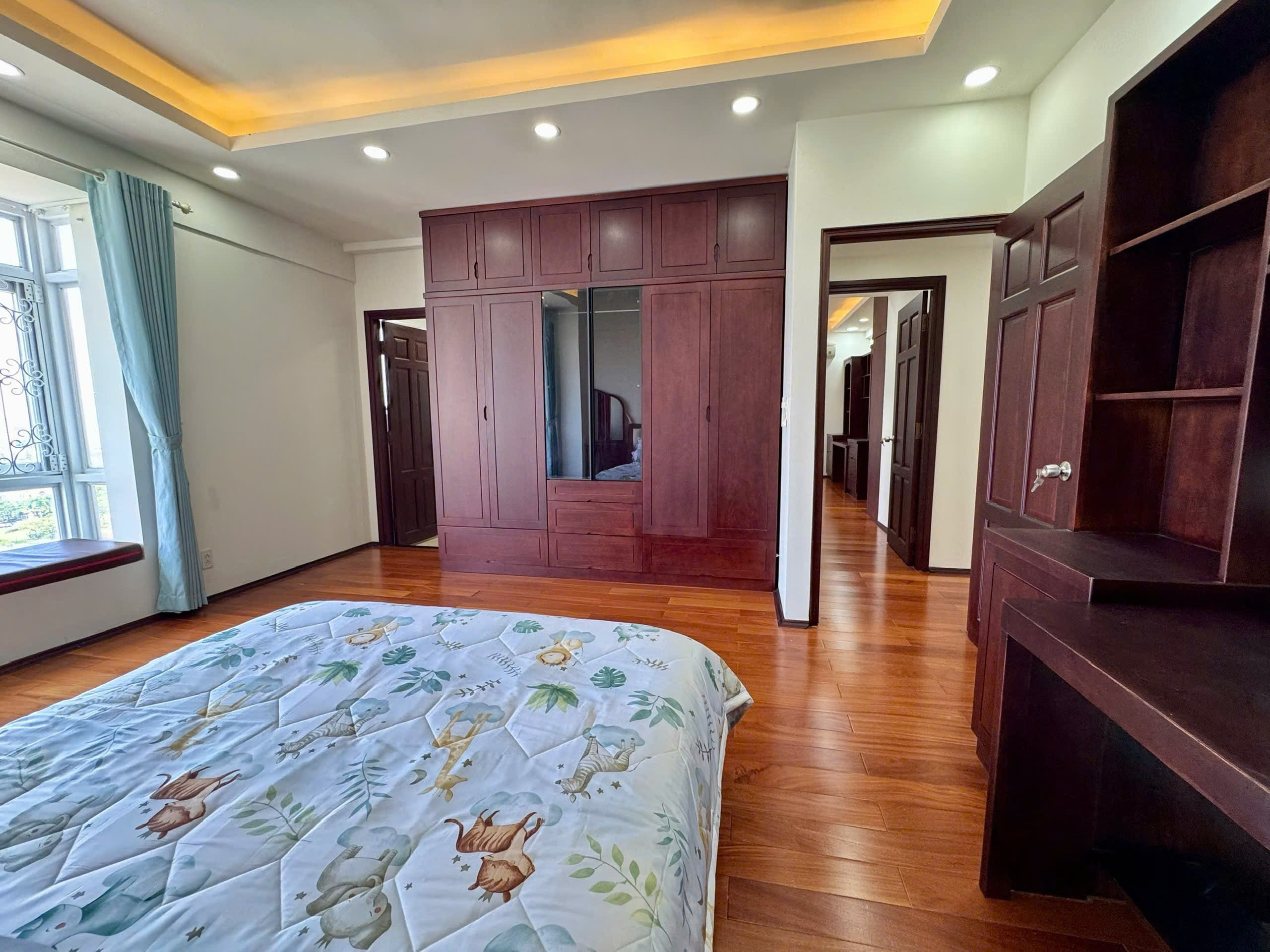 Bán chung cư Riverside Residence Phú Mỹ Hưng, Quận 7, 192m2, 4pn, 3wc, Tầng cao, căn góc 3 mặt thoáng view sông và view Biệt thự hướng Đông Nam - Ảnh 6