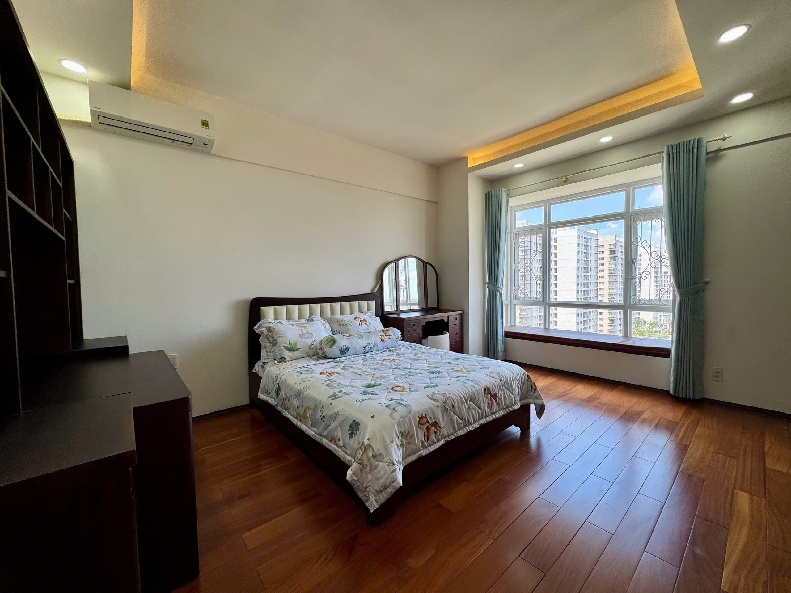 Bán chung cư Riverside Residence Phú Mỹ Hưng, Quận 7, 192m2, 4pn, 3wc, Tầng cao, căn góc 3 mặt thoáng view sông và view Biệt thự hướng Đông Nam - Ảnh 7